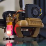 Een machine voor het extruderen van kunststof met een focus op de formgevingsdüse en het proces.