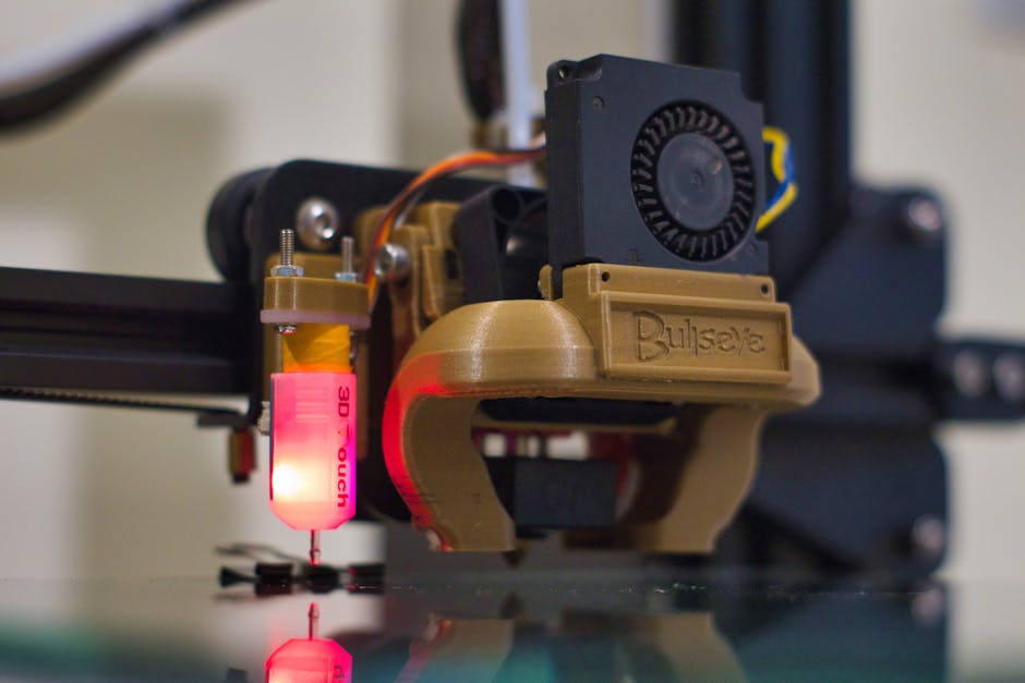 Een machine voor het extruderen van kunststof met een focus op de formgevingsdüse en het proces.