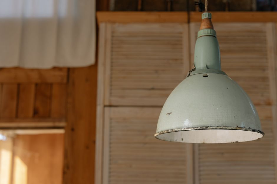 Une lampe suspendue verte moderne ajoutant une touche d'élégance à un salon contemporain.